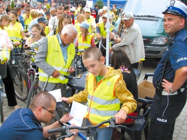 Bielscy policjanci włączyli się do akcji Kreatywnego Bielska i znakowali tajnopisem rowery wszystkich chętnych uczestników niedzielnego happeningu.