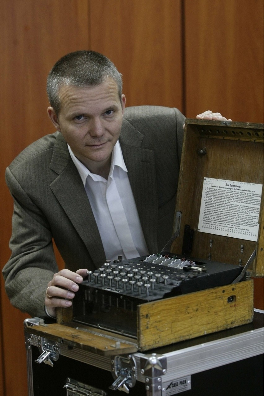 Janusz Marszalec z maszyną szyfrującą Enigmą