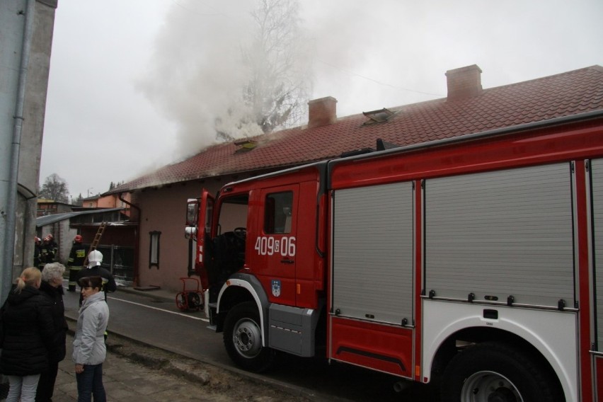 Pożar poddasza w jednym z domów w Bytowie