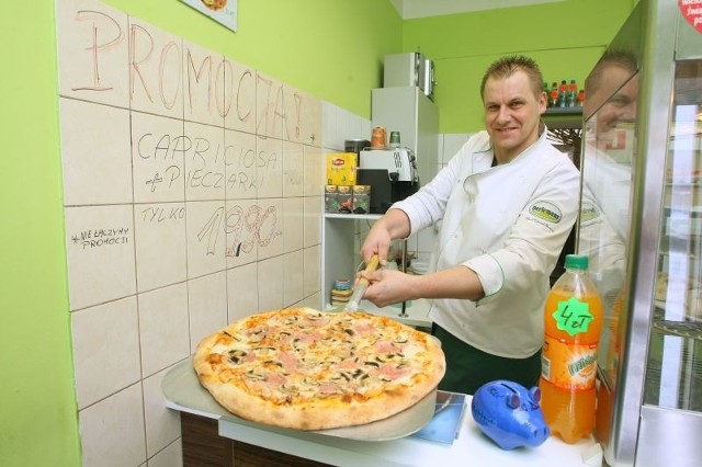 Tomasz Bugajski, pizzer w kieleckiej Teraz Pizzy prezentuje jedną z chętniej wybieranych pizz &#8211; z szynką i pieczarkami.