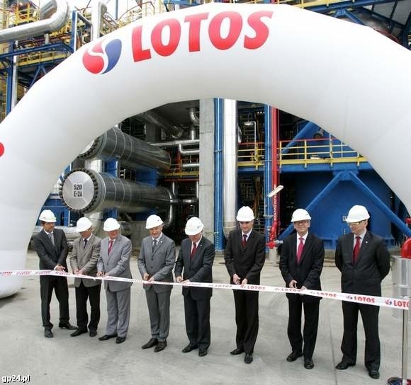 Kierownictwo Grupy Lotos S.A. otwiera nową instalację w gdańskiej rafinerii.