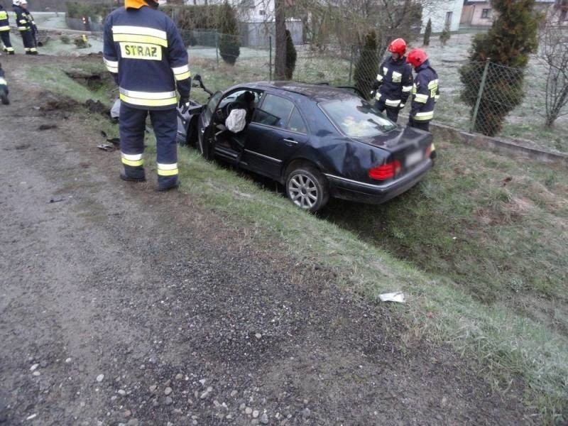 DK 75. Mercedes zamieniony we wrak. Kierowca przeżył chyba cudem [ZDJĘCIA]