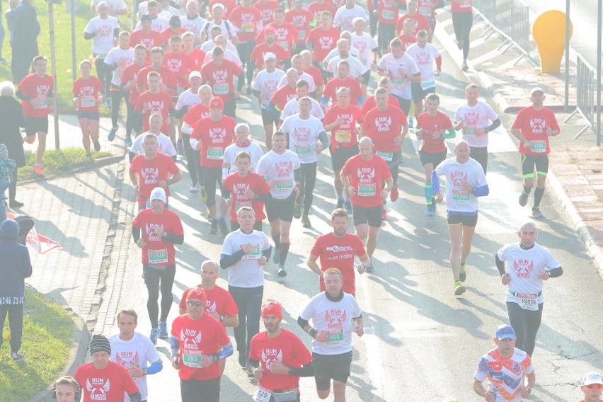 Około 25 tysięcy biegaczy zmaga się z 10-kilometrową trasą...