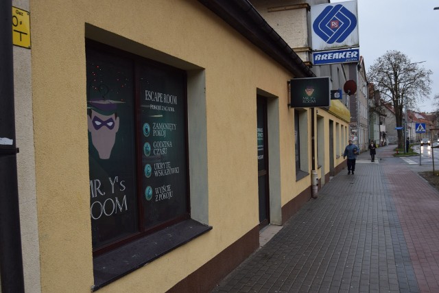 Szczecinecki escape room zamknięty decyzją straży pożarnej. Obiekt będzie musiał przejść modernizację przed ponownym otwarciem.Strażacy ze szczecineckiej komendy skontrolowali jedyny w Szczecinku escape room, czyli pokój zagadek mieszczący się w halach dawnego Polamu przy ulicy Warcisława IV i wydali decyzję o jego czasowym zamknięciu. – Po kontroli stwierdziliśmy uchybienia, konkretnie zakwestionowaliśmy cztery rzeczy wynikające z naruszenia przepisów o ochronie przeciwpożarowej – Piotr Kiczuk z Powiatowej Komendy Straży Pożarnej w Szczecinku nie mógł podać, o jakie konkretnie uchybienia chodzi.Właściciel będzie musiał przeprowadzić prace modernizacyjne. – Gdy je wykona, zgłosi nam, a my dokonamy ponownych czynności sprawdzających i o ile nie będziemy mieli już zastrzeżeń, escape room będzie można ponownie otworzyć – dodaje Piotr Kiczuk.- Naszym priorytetem jest bezpieczeństwo, dobrze więc, iż strażacy przeprowadzają kontrole, które to poprawiają – Mateusz Kazimierczak, właściciel szczecineckiego escape roomu, mówi, że zastrzeżenia strażaków dotyczyły drobnych kwestii dotyczących m.in. certyfikatów elementów wyposażenia. – Oczywiście dostosujemy się do zaleceń, przeprowadzimy niezbędne modernizacje i myślę, iż do końca tygodnia się z tym uporamy. Potem odbędzie się ponowna kontrola i straż pożarna dokona odbioru.Kontrole pokojów zagadek – escape roomów – w całej Polsce zarządzono po piątkowej tragedii w Koszalinie, w której zginęło pięć nastolatek.Zobacz także: Koszalin: Posiedzenie sądu w sprawie Miłosza S.