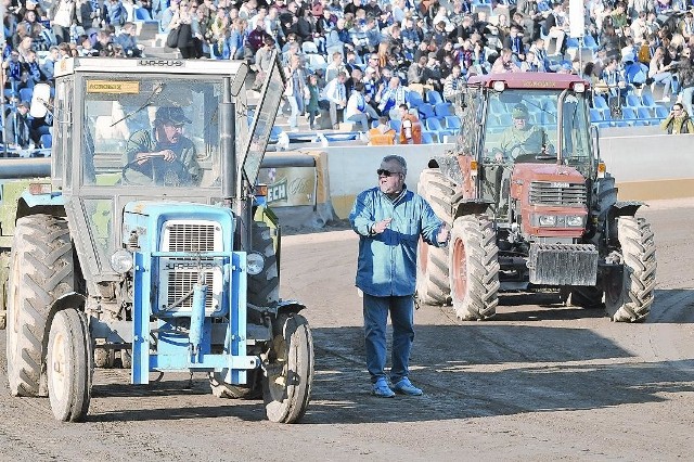 Trener Czesław Czernicki w swoim żywiole. Jego zawodnicy zawsze mogą liczyć na dobre ścieżki, które przetarł wcześniej szkoleniowiec.