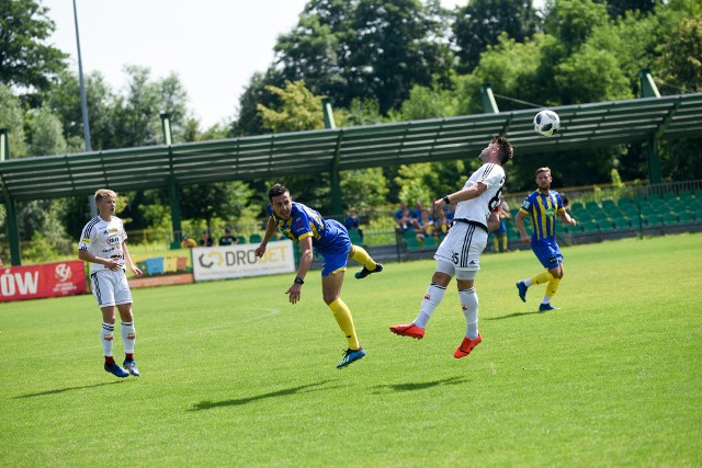 W meczu kontrolnym rozegranym w ramach przygotowań do nowego sezonu Elana Toruń zremisowała z Chojniczanką Chojnice 3:3 (1:2). Bramki: Mariusz Kryszak (43 - karny), Jan Andrzejewski (51), Przemysław Mycan (56) - Jacek Podgórski (7), Michał Sacharuk (30), Filip Żagiel (90). Dla obu drużyn były to drugie sparingi. Przypomnijmy, że torunianie przegrali z Arką Gdynia 1:3, a chojniczanie zremisowali z Lechią Gdynia. Trener Ariel Jakubowski testował kilku młodzieżowców. W Chojniczance zagrali wszyscy, którzy są w kadrze.