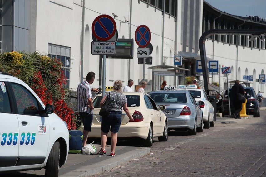 Parking Kiss & Ride przy dworcu PKP w Szczecinie stał się postojem taksówek. To rozwiązanie na stałe?