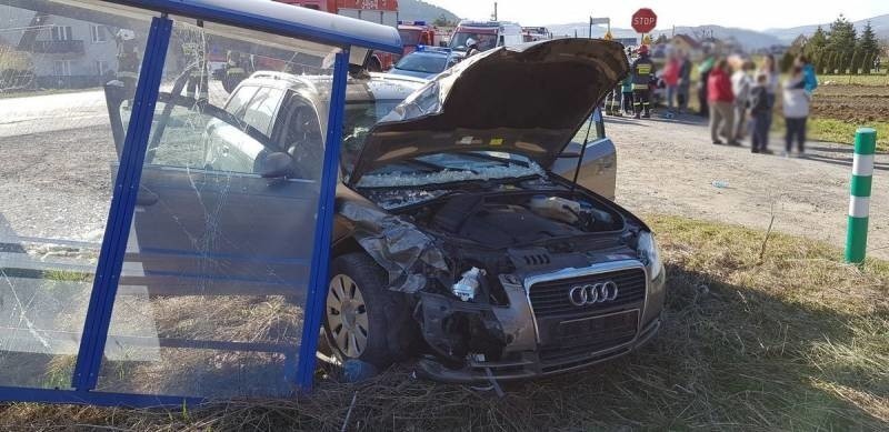 Wypadek w Łącku. Bus przewożący dzieci zderzył się z osobówką, są ranni.