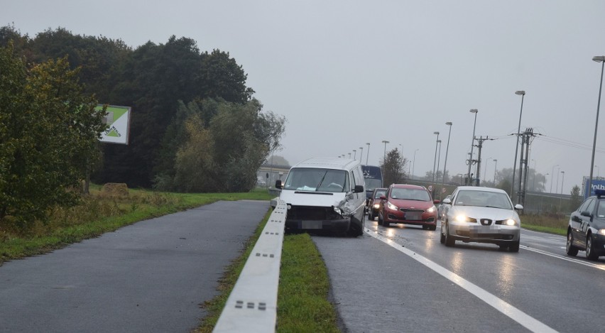 Volkswagen bus uderzył w audi na drodze pod Stargardem ZDJĘCIA