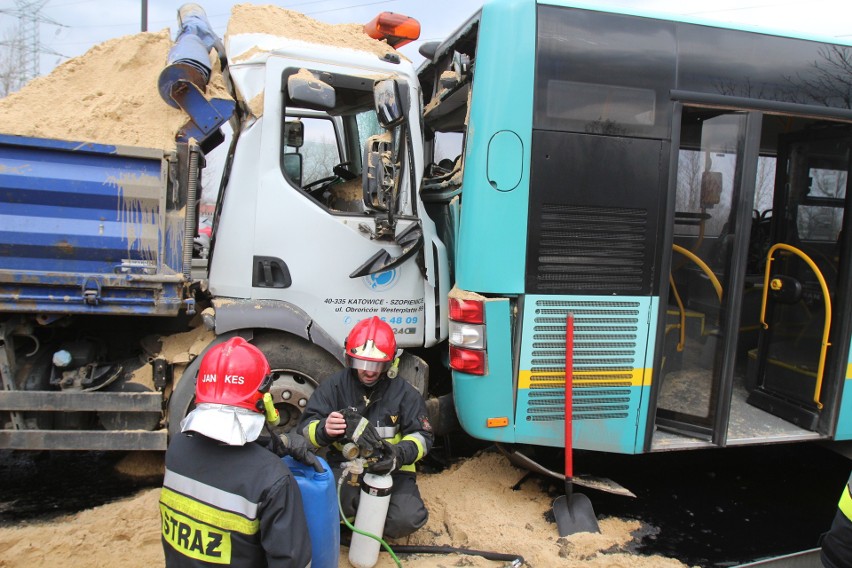 Ciężarówka uderzyła w autobus w Katowicach. Są ranni