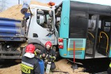 Ciężarówka z piaskiem wjechała w autobus w Katowicach. 9 osób rannych. Wezwano helikopter LPR