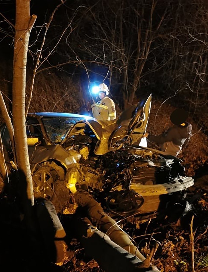 BMW rozbiło się o drzewo na drodze powiatowej pod Nowym Sączem