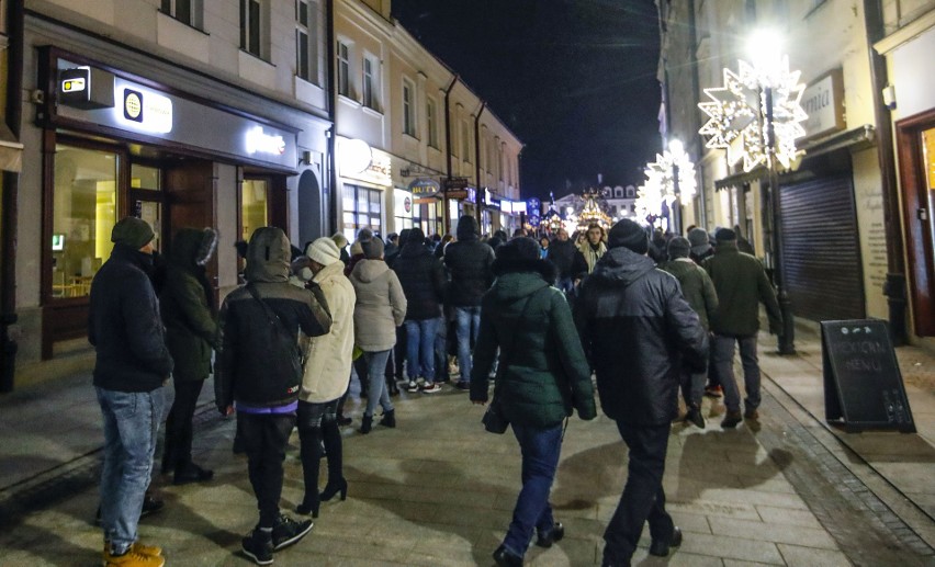 Rzeszowianie tłumnie żegnają święta i świąteczne miasteczko.