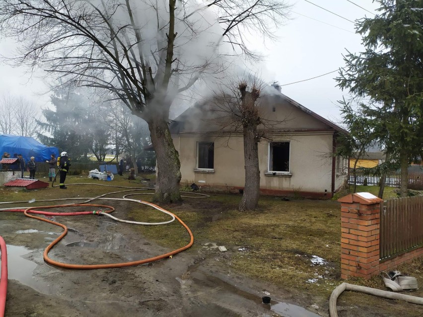 Powiat lubartowski. Strażacy walczyli z pożarem domu. Ogień pojawił się na poddaszu