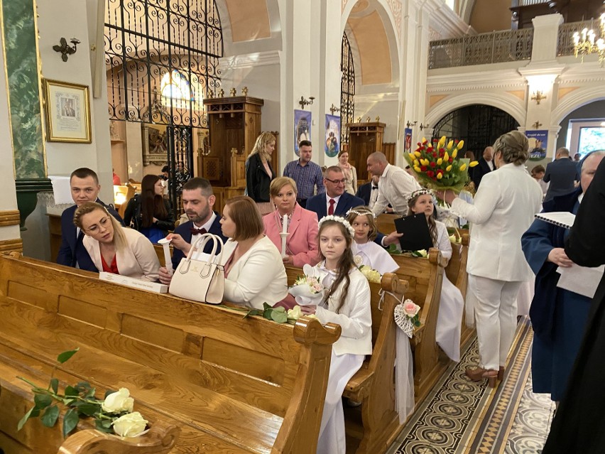 Komunia Święta w farze, 7.05.2022. Pierwsza Komunia Święta w kościele pw. Nawiedzenia NMP w Ostrołęce. Zdjęcia