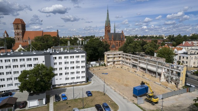 Teatr MuzycznyPrzesunie się na pewno budowa nowej siedziby Teatru Muzycznego, która trwa od 2019 roku. To jedna z najbardziej pechowych inwestycji w Toruniu. W 2020 prace przerwano ze względu na niestabilny grunt. Zmienił się projekt, konieczne było podpisanie aneksu do umowy. Jesienią 2021 ekipa powróciła na teren po dawnym Grunwaldzie, ale nie zdołała zrobić zbyt wiele. W maju na placu budowy odkryto fragment średniowiecznego muru. Konieczne jest przygotowanie nowego projektu. – Dopóki nie wiemy, jak bardzo będzie musiała być przeprojektowana inwestycja, nie jesteśmy w stanie powiedzieć, jak bardzo opóźni się budowa nowego teatru – tłumaczy dyrektor Anna Wołek. Wcześniej była mowa, że prace powinny się zakończyć latem 2023 roku, bo do końca roku 2023 muszą zostać rozliczone fundusze unijne przyznane na tę inwestycję.Nie jest jednak tajemnicą, że ten termin można uznać za nierealny. Spektakle w nowej siedzibie Teatru Muzycznego obejrzymy prawdopodobnie dopiero w 2024 roku. Pierwotnie budowa Teatru Muzycznego miała pochłonąć 55 mln zł.