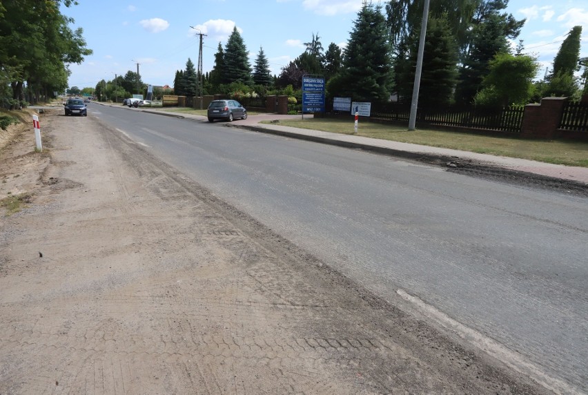 Początek przebudowy drogi wojewódzkiej w Szydłowcu.