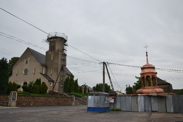 Montaz nowej wiezy na kościele w Bodzanowicach