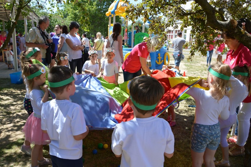 Sportowa zabawa dzieci i rodziców w ostrowieckim przedszkolu „Pajacyk”