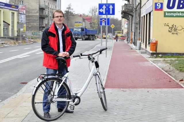 - Jak można zgodnie z przepisami dostać się z jezdni na tę drogę rowerową? &#8211; pyta Sebastian Pawłowski, kanclerz Bractwa Rowerowego w Radomiu.