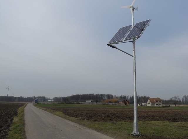 W sześciu miejscowościach zamontowano uliczne lampy hybrydowe, czyli słoneczno-wiatrowe.