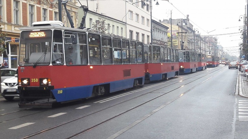 Kilkanaście składów tramwajowych zostało około godziny 15...