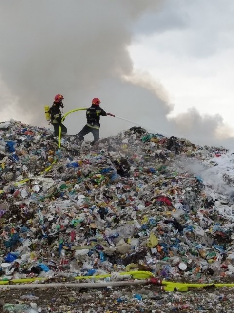 Zdjęcia pożaru składowiska odpadów z 13 lipca 2019 roku