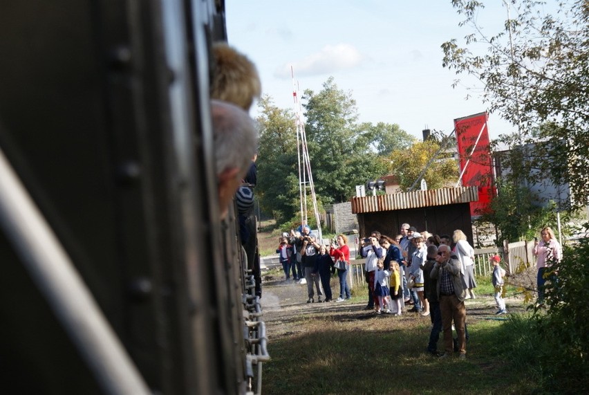 Pociąg retro na trasie dawnej "szczucinki"