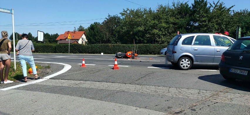 Wypadek z udziałem motocyklisty w gminie Wielka Wieś. Rannego zabrał śmigłowiec pogotowia lotniczego