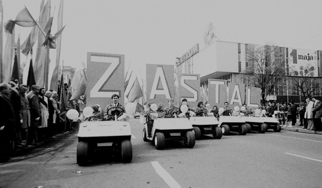 Archiwalne zdjęcia z pochodów pierwszomajowych w latach 70. i 80. ubiegłego wieku