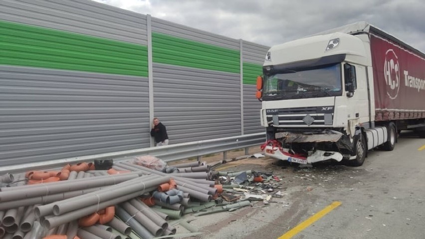 Wypadek na A1 pod Piotrkowem. Zderzyły się trzy ciężarówki i dostawcze iveco ZDJĘCIA