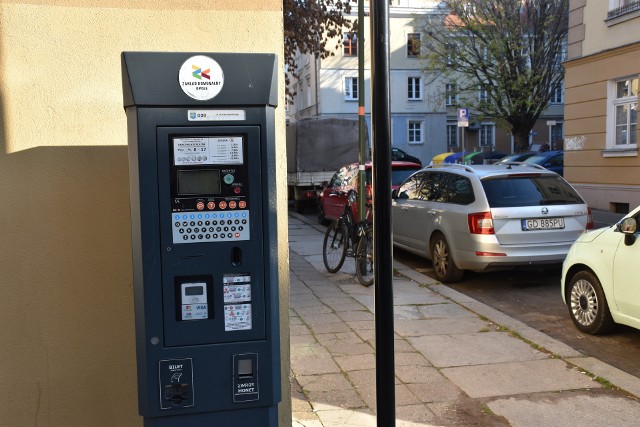 Obecnie pierwsza godzina parkowania w strefie A kosztuje 3,60 zł, a od przyszłego roku będzie 4,4 zł. W przypadku strefy B cena wzrośnie z 2 zł do 2,4 zł.