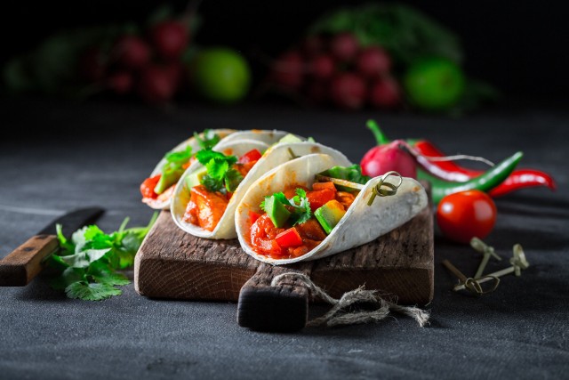 Pierwsze miejsce w rankingu najpopularniejszych dań meksykańskich według Taste Atlas przypadło tacos. Małe tortille nadziewane są świeżymi warzywami, ziołami lub smażonym mięsem.