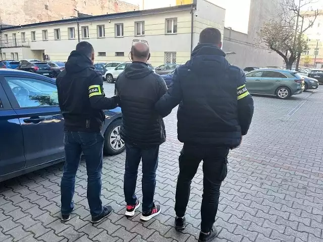 Policjanci zajmujący się zwalczaniem przestępczości gospodarczej z Komendy Wojewódzkiej Policji w Łodzi zatrzymali 5 osób, które wystawiały fałszywe faktury VAT.
