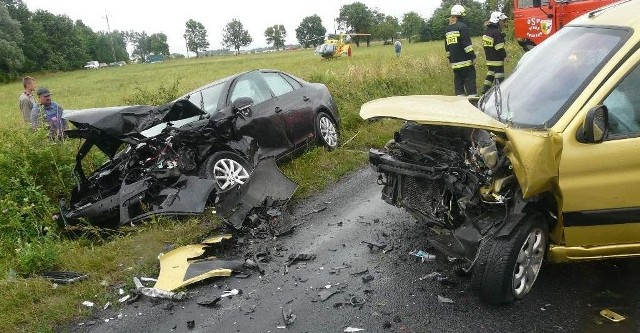 Volkswagen i peugeot, które zderzyły się na drodze Stargard-Nowogard