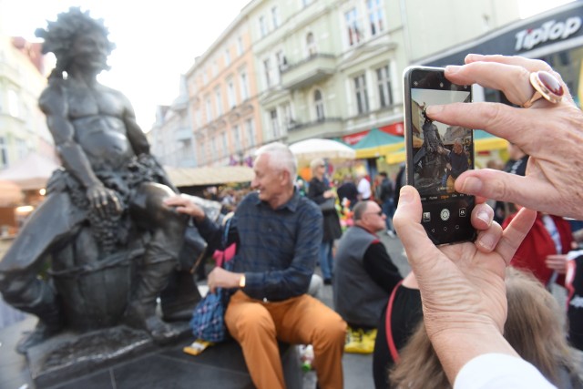 Winobranie w Zielonej Górze to dla nas wszystkich okazja do dobrej zabawy. Ale nawet podczas najlepszej imprezy trzeba przestrzegać pewnych reguł. Sprawdź naszą galerię, abyś pamiętał, jakich zasad nie należy pod żadnym pozorem łamać!Wideo: Winobranie 2020 w Zielonej Górze