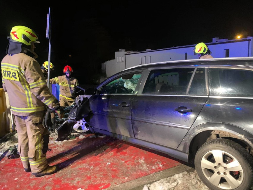 Samochód osobowy uderzył w barierki na moście i zawisł...