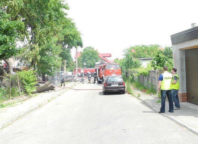 Pożar budynku socjalnego w pyrzycachDo pożaru doszło około godziny 11:30. Ogień zauważyły dzieci, które zawiadomiły matkę. Spłonęło 14 mieszkań. Dach nad głową straciły 64 osoby.