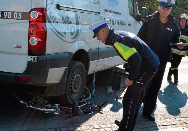 - Oślepiło mnie słońce - mówił kierowca volkswagena, który wczoraj rano przy ulicy Hallera w Grudziądzu zderzył się z jadącym ścieżką rowerową cyklistą. Mężczyzna wpadł pod koła auta, ale na szczęście nic poważnego mu się nie stało. Z potłuczeniami trafił do szpitala