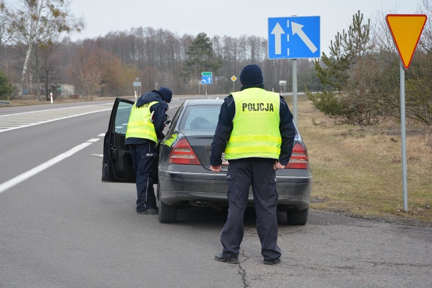 Akcja Bezpieczna ósemka w Suwałkach. Policjanci wystawili prawie 90 mandatów (zdjęcia)