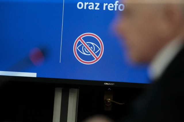 Według doniesień mediów włamań na telefony polskich polityków miano dokonywać przy pomocy sms-ów udających reklamy