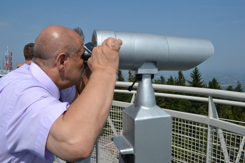 Prezydent Jacek Krywult podziwia panoramę Beskidów. Podczas...