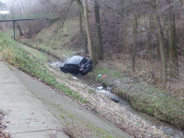 Po zderzeniu z ciężarówką nissan zjechał do strugi Kania płynącej przy drodze.