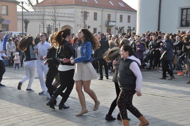 Peregrynacji Krzyża ŚDM w Szydłowcu towarzyszyła radosna zabawa w Rynku Wielkim.