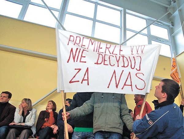 Przeciwnicy połączenia Szczecinka i Trzesieki podczas niedawnego wiecu w sali w Turowie. Teraz na mecz odkurzą stare transparenty.