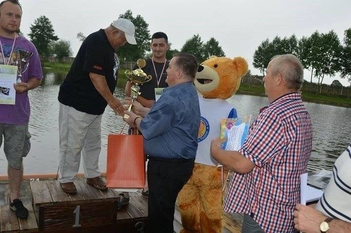 Dariusz Lisowski, prezes Fundacji Miśka Zdziśka wręcza...