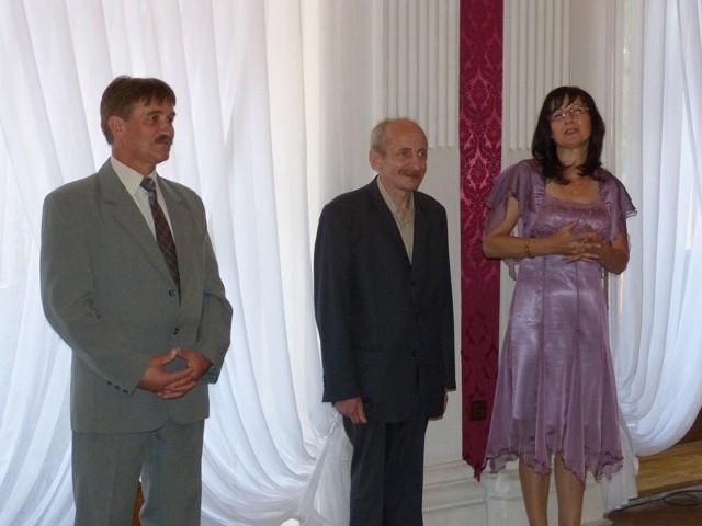 Krzysztof Ciok (w środku) z kurator wystawy Barbarą Dziobą i dyrektorem muzeum Włodzimierzem Szczałubą.