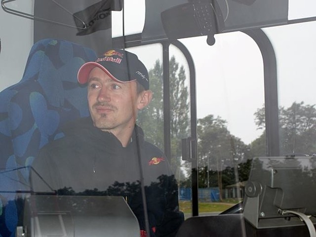 Adam Małysz za kierownicą autobusu. Kto by chciał się przejechać? :-)