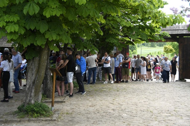 W niedzielę, 6 czerwca w Parku Etnograficznym w Tokarni odbyło się pierwsze w tym roku spotkanie w ramach cyklu "Rodzinne niedziele w skansenie". Przygotowano wiele atrakcji dla całych rodzin, a te nie zawiodły i licznie stawiły się na miejscu. O godzinie 12:00 miał miejsce pokaz tradycyjnej „kośby”, w wykonaniu Koła Gospodyń Wiejskich Kowalanki. Inscenizacji towarzyszyły okolicznościowy śpiew oraz inscenizacja  dawnego zwyczaju "Wyzwoliny kosiarza". Odbyły się także pokazy ostrzenia kosy oraz  zaprezentowano wystawę sprzętu używanego dawniej do koszenia, suszenia i składowania siana. Publiczność została  poczęstowana kaszą i zsiadłym mlekiem, tradycyjnym pokarmem kosiarzy.Więcej zdjęć z Tokarni na kolejnych slajdach>>>