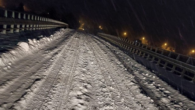 Na zdjęciach droga powiatowa relacji Zawierzbie-Złota w poniedziałek 12 grudnia wieczorem. Więcej zdjęć z zasypanych dróg powiatu sandomierskiego na kolejnych zdjęciach.